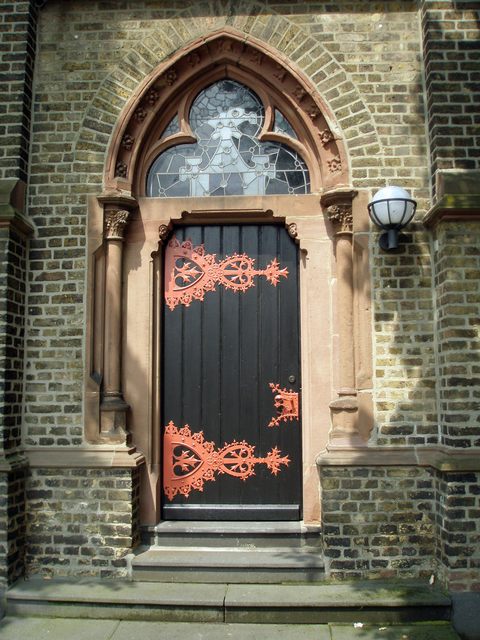 Vchod do kostola v Zons